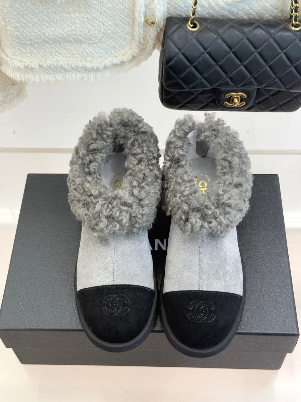 CC 25s  Furry Snow Boots Gray Black Suede Wool 512062